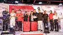 Kemenpora RI, Dito Ariotedjo (tengah kanan), Ketua NOC Indonesia, Raja Sapta Oktohari (keempat kanan), CdM Tim Indonesia di Asian Games 2022, Basuki Hadimuljono (tengah kiri) berfoto bersama dengan sejumlah atlet yang akan tampil di Asian Games 2022 saat acara launching jersey baru di Kantor NOC Indonesia Lantai 16, Gedung FX Senayan, Jakarta, Sabtu (09/09/2023). (Bola.com/Bagaskara Lazuardi)