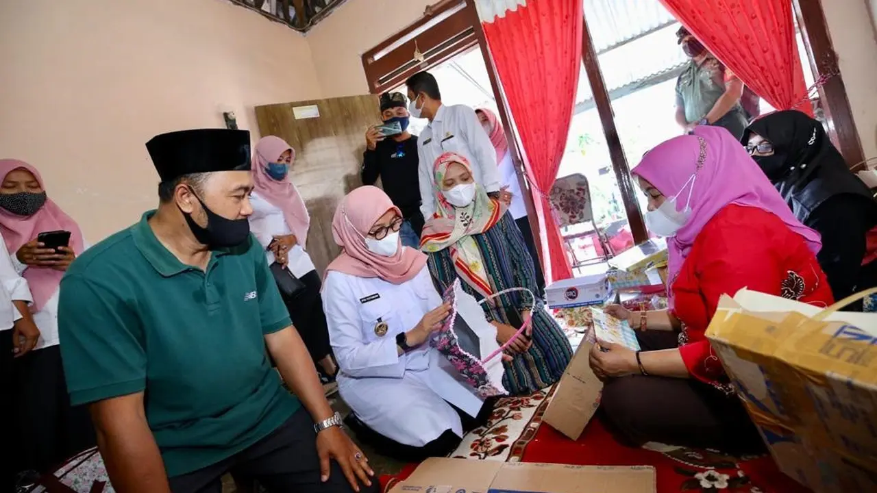 Bupati Banyuwangi Ipuk Fiestiandani (baju putih) meninjau langsung centra UMKM di Kecamatan Bangorejo (Istimewa)
