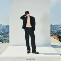 Cha Eun Woo tampil dalam mengenakan refined essentials khas Calvin Klein, diperkuat dengan sentuhan edgy streetwear-inspired styling. Untuk koleksi Spring 2025, Calvin Klein menghadirkan kembali tailoring klasik, denim ikonis, dan layering staples dengan detail sleek, sophisticated, serta siluet effortless. [Calvin Klein]