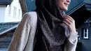 Selalu tampil modis, tak heran gaya hijab Shireen Sungkar selalu menjadi panutan.