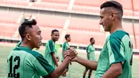 Kapten Persebaya, Rendi Irwan, menyambut Raphael Maitimo. (Bola.com/Dok. Persebaya)