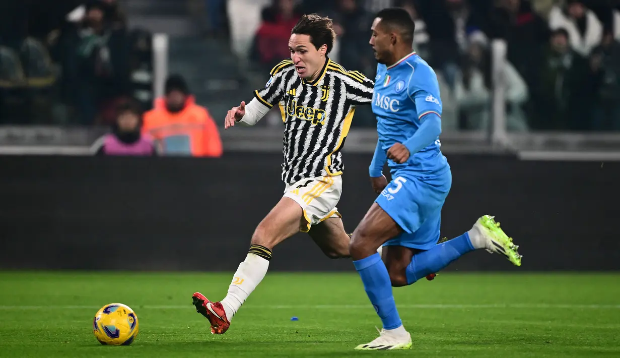 Pemain Juventus, Federico Chiesa (kiri), mengontrol bola dibayangi pemain Napoli, Juan Jesus, dalam pertandingan pekan ke-15 Liga Italia 2023/2024 yang berlangsung di Allianz Stadium, Sabtu (9/12/2023) dini hari WIB. (AFP/Marco Bertorello)