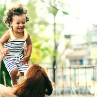 Perhatian yang merata adalah kunci saat memperkenalkan bayi baru kepada keluarga. Foto: Thiago Cerqueira on Unsplash