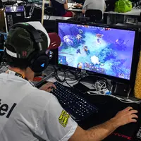 Peserta bermain game pada acara Festival Teknologi Campus Party di Sao Paulo, Brasil, Selasa (30/1). (Nelson ALMEIDA/AFP)