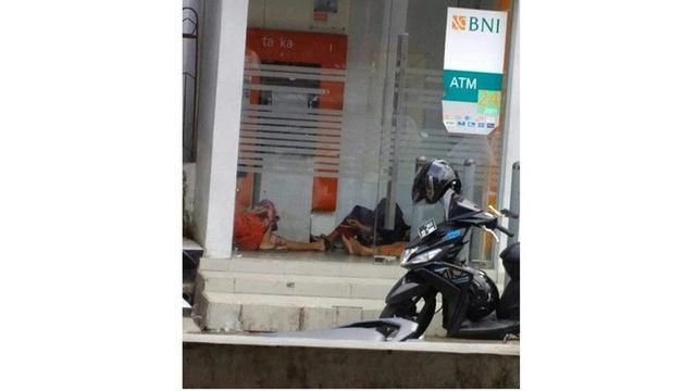 7 Kelakuan Kocak Saat di ATM Ini Bikin Tepuk Jidat