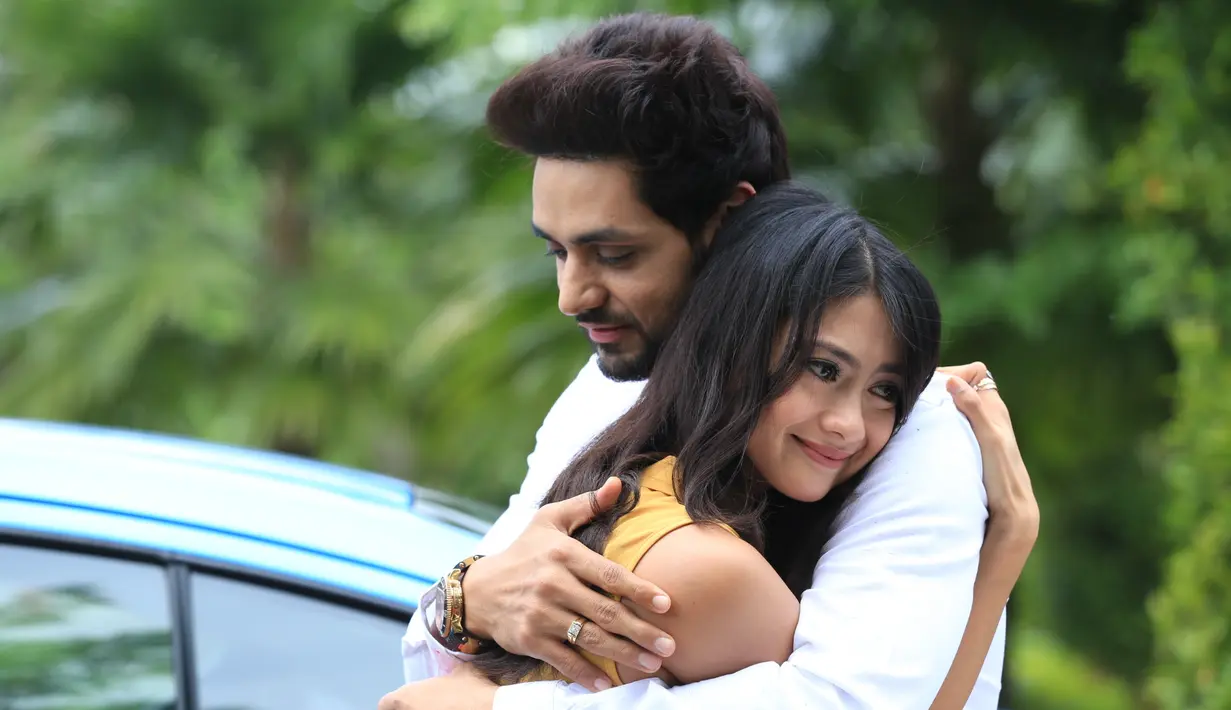 Shakti Arora dan Rini Yulianti saat menjalani proses syuting FTV Cinta dari India, di Bintaro, Tangerang Selatan, Selasa (7/3/2017). FTV itu akan disiarkan di Indosiar. (Adrian Putra/Bintang.com)