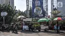 Sejumlah pengunjung berada di warung makan setelah mengetahui Taman Impian Jaya Ancol ditutup sementara, Jakarta, Minggu (16/5/2021). Pemprov DKI Jakarta melalui Dinas Pariwisata dan Ekonomi Kreatif menutup sementara wisata Ancol pada 16-17 Mei 2021. (merdeka.com/Iqbal S. Nugroho)