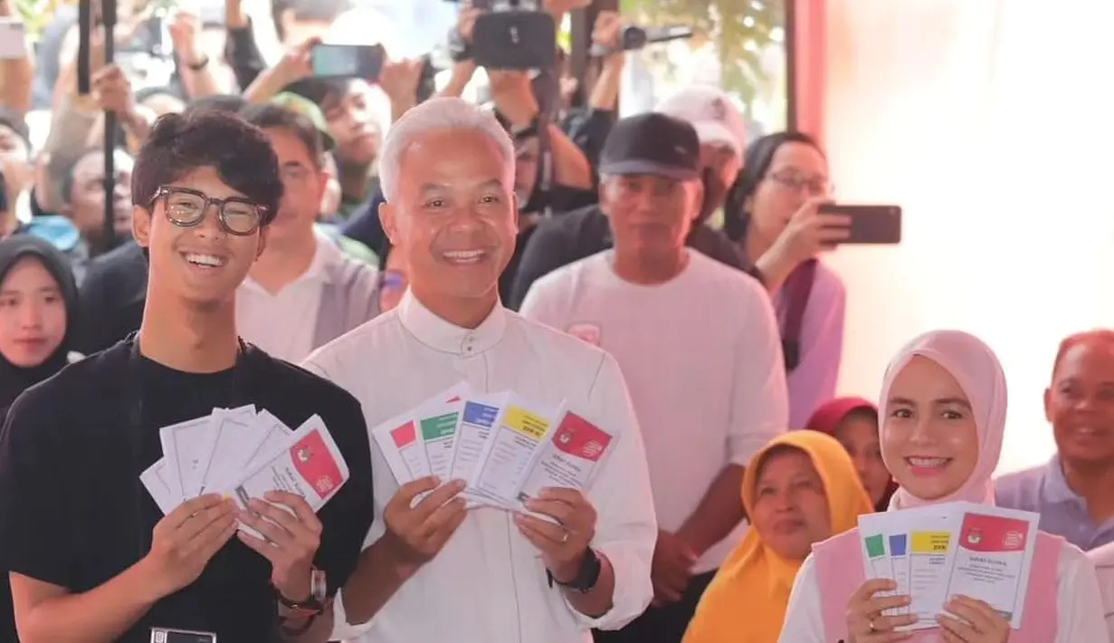 Siti Atiqoh, istri Ganjar Pranowo memilih tampil dengan dress code Valentine saat nyoblos ke TPS-nya. [@ganjarmahfud.app]