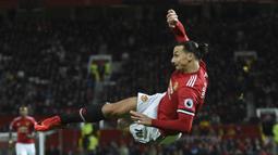 Zlatan Ibrahimovic. Striker Swedia ini direkrut Manchester United secara gratis dari PSG pada awal musim 2016/2017. Ia saat itu berusia 34 tahun, 8 bulan dan 28 hari. Total 2 musim, ia tampil 33 kali di Liga Inggris dengan torehan 17 gol dan 5 assist. (AFP/Oli Scarff)
