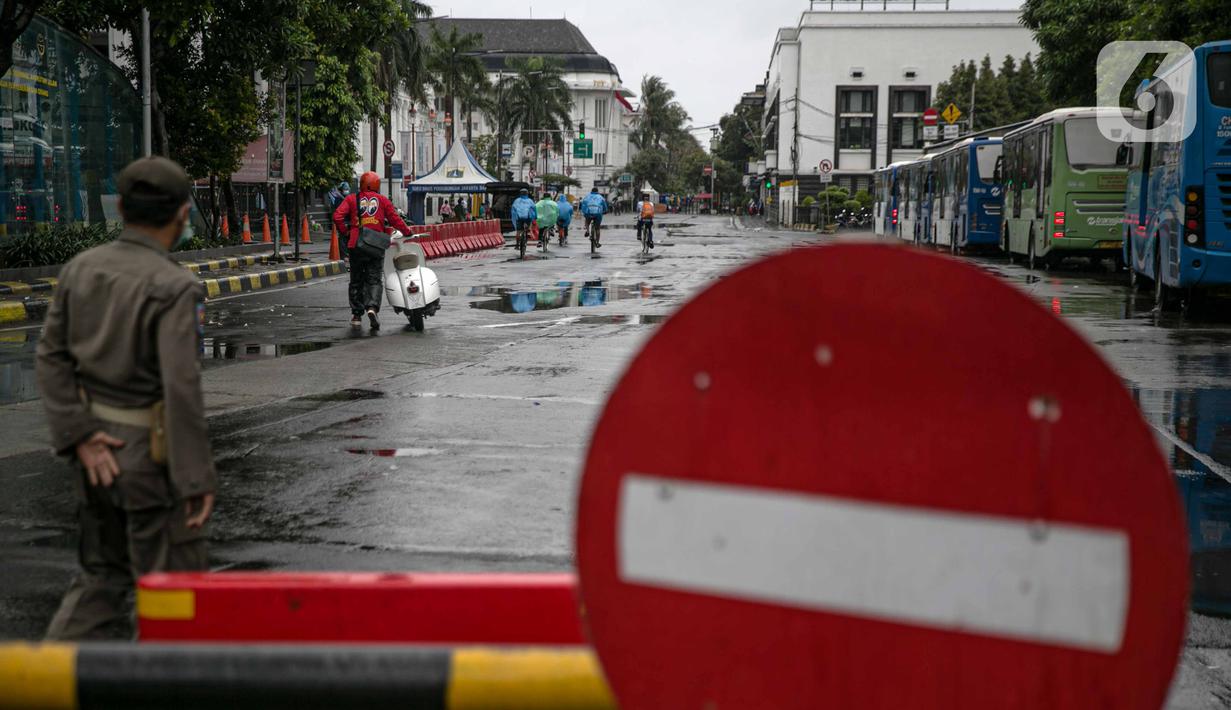 Suasana Kota Tua saat uji coba penerapan zona rendah emisi, Jakarta, Minggu (20/12/2020). Selama penerapan zona rendah emisi, kawasan Kota Tua hanya bisa dilalui pejalan kaki, pesepeda, angkutan umum, dan kendaraan khusus yang lulus uji emisi. (Liputan6.com/Faizal Fanani)