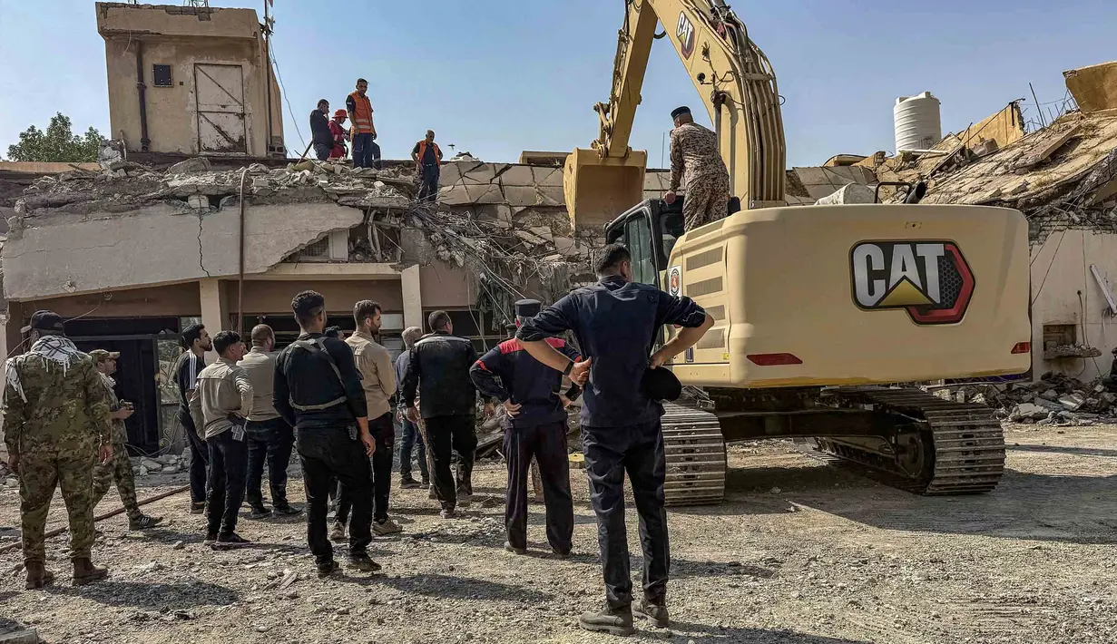 Pasukan keamanan dan personel darurat bekerja di lokasi serangan di utara distrik al-Miqdadiyah di provinsi Dayala, Irak, Rabu,  29 Juli 2026. (AFP/ Younis Al-Bayati)