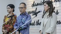 Ketua Dewan Komisioner OJK, Mahendra Siregar (tengah) menjelaskan bahwa kerja sama dengan Komdigi mencakup upaya peningkatan literasi, edukasi, dan inklusi, khususnya di sektor keuangan dan platform digital. (Liputan6.com/Herman Zakharia)