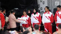 Wakil Presiden Jusuf Kalla menyerahkan bonus pada perwakilan atlit peraih medali pada SEA Games dan SEA Para Games 2017 jelang dimulai Hitung Mundur Pelaksanaan Asian Para Games 2018 di JIExpo, Jakarta, Jumat (6/10). (Liputan6.com/Helmi Fithriansyah)