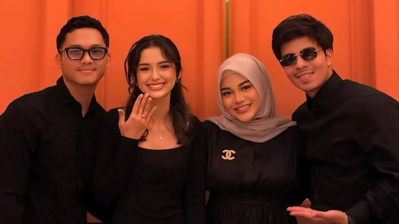 Susul Thariq Halilintar dan Aaliyah Massaid, 6 Gaya Azriel Hermansyah Lamar Sarah Menzel dengan Outfit Serasi