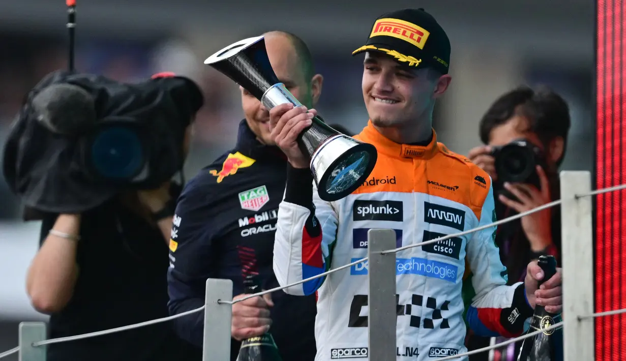 Pembalap McLaren, Lando Norris melakukan selebrasi setelah berhasil meraih podium kedua saat balapan Formula 1 GP Inggris yang berlangsung di Sirkuit Silverstone, Inggris, 9 Juli 2023. (AFP/Ben Stansall)
