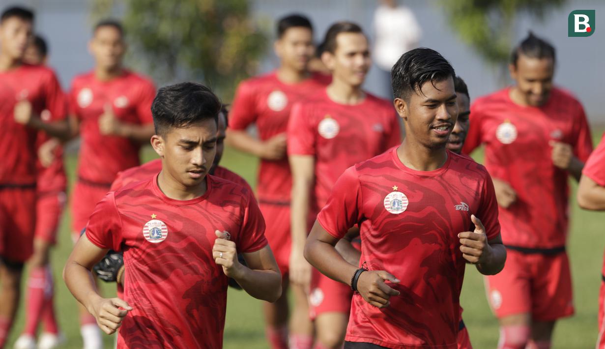 Pemain Persija Jakarta mengikuti sesi latihan jelang laga Liga 1 di Lapangan Sutasoma, Jakarta, Jumat (07/12). Persija akan berhadapan dengan Mitra Kukar. (Bola.com/M Iqbal Ichsan)