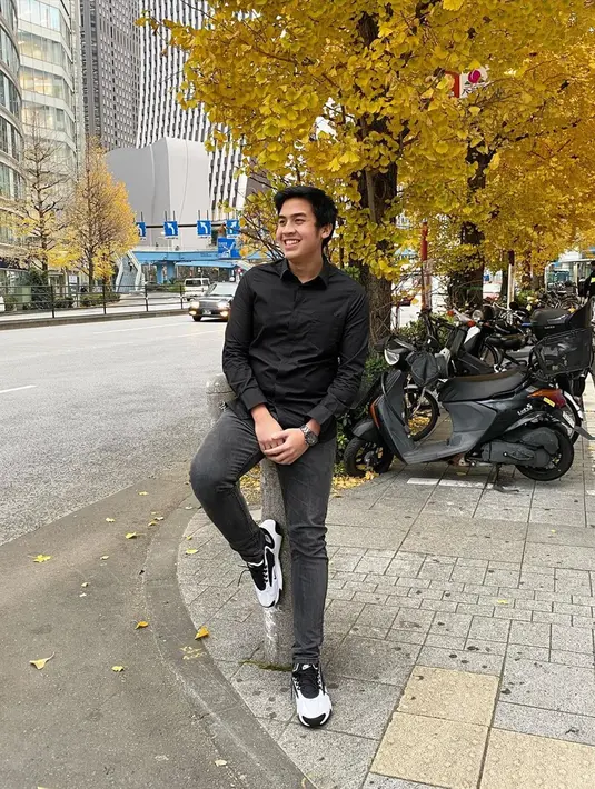 Tampil dengan kemeja polos berwarna hitam dan dipadukan celana abu-abu, gaya Jerome satu ini curi perhatian. Ia bahkan memilih menggunakan sneakers putih corak hitam untuk menunjang penampilannya. (Liputan6.com/IG/@jeromepolin)