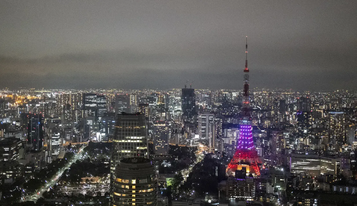 Menara Tokyo terlihat sebagian menyala sebagai tindakan penghematan energi di Tokyo, Selasa (22/3/2022). Pemerintah Jepang memperingatkan potensi pemadaman karena kekurangan pasokan listrik akibat tutupnya beberapa pembangkit setelah gempa bumi besar pekan lalu. (Charly TRIBALLEAU/AFP)