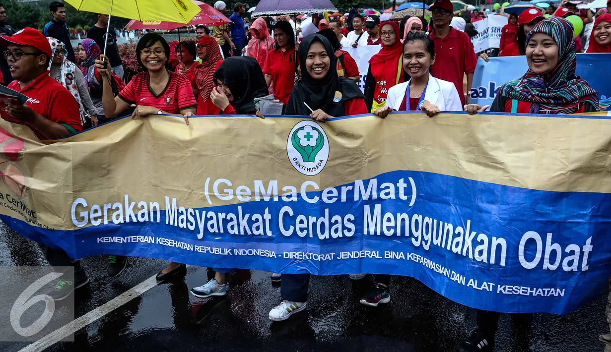 Sejumlah orang yang tergabung dalam Gerakan Masyarakat Cerdas Menggunakan Obat ikut dalam kampanye Gerakan Peduli Obat dan Pangan Aman di kawasan Car Free Day Bundaran HI, Jakarta, Minggu (13/11). (Liputan6.com/Faizal Fanani)