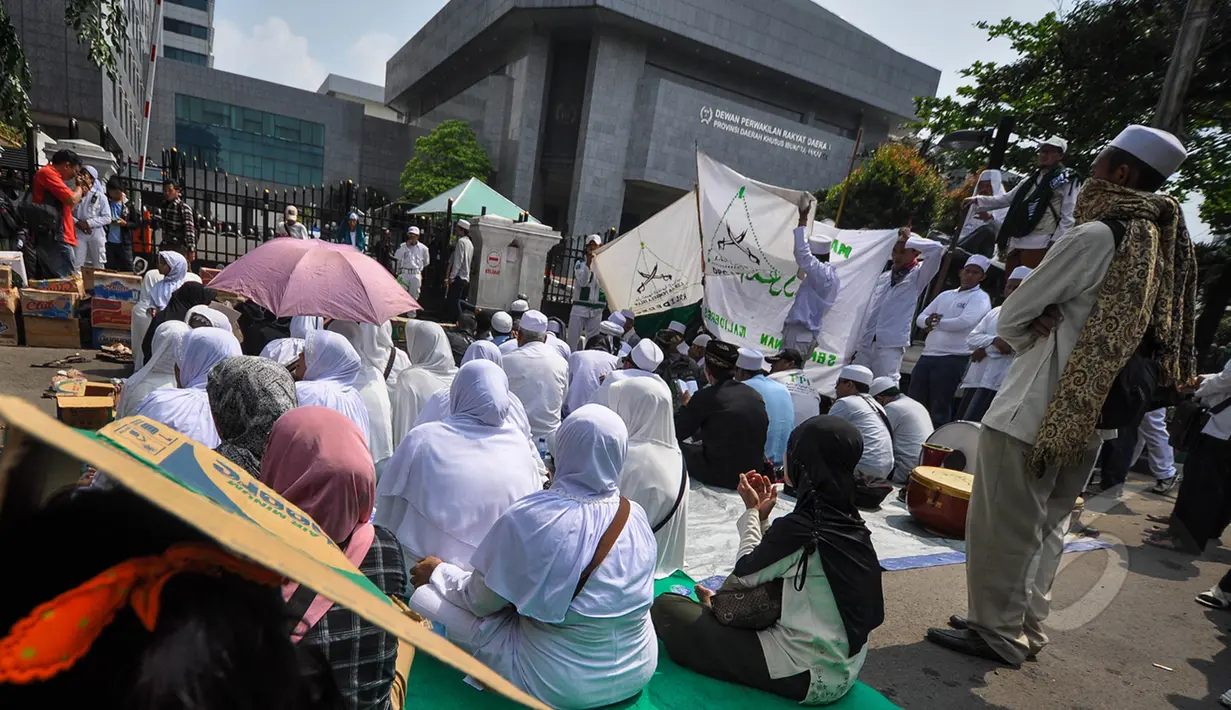 Massa saat berbincang dengan perwakilan DPRD DKI Jakarta, Selasa (24/3/2015). Dalam aksinya, mereka meneriakkan dukungan terhadap hak angket DPRD DKI Jakarta. (Liputan6.com/Faizal Fanani)