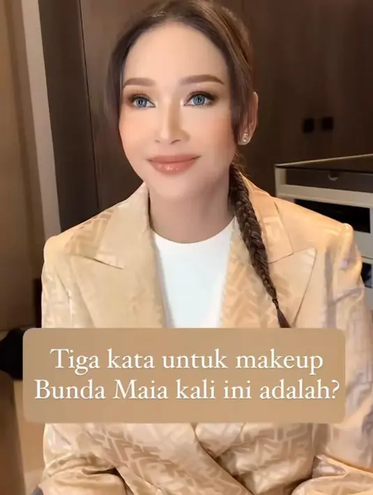 Sang MUA tampak memulas wajah istri Irwan Mussry itu dengan complexion yang flawless. [@dean_818/maiaestiantyreal]