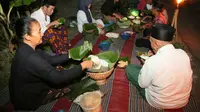 Duduk Rapi Bersila, Ribuan Warga Meriahkan Tradisi Tumpeng Sewu Kemiren Banyuwangi