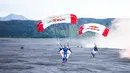 Marco Waltenspiel dan Georg Lettner mendarat setelah terbang menggunakan wingsuit. (Red Bull Content Pool)