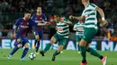Aksi Lionel Messi saat melewati pemain Eibar saat bertanding pada pertandingan La Liga Spanyol di stadion Camp Nou di Barcelona, Spanyol, (19/9). Barcelona menang telak 6-1 atas SD Eibar. (AFP Photo/Pau Barrena)