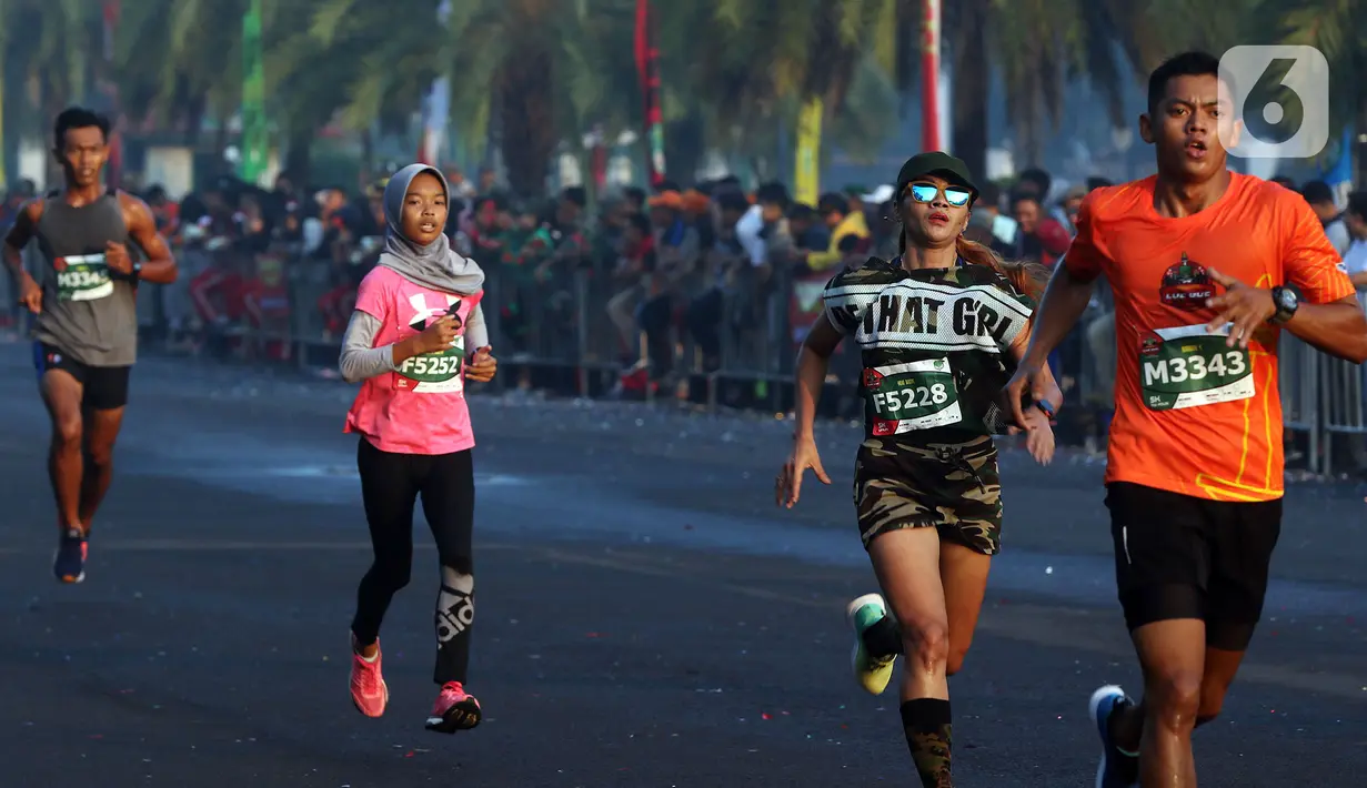 Peserta berlari dalam kegiatan lomba lari bertajuk Lo Gue Run (LGR) 2020 di Kompleks Monas, Jakarta Pusat, Minggu (26/1/2020). Kejuaraan LGR 2020 yang diikuti oleh total 3.500 pelari tersebut merupakan rangkaian kegiatan HUT Kodam Jaya ke 70. (Liputan6.com/Johan Tallo)