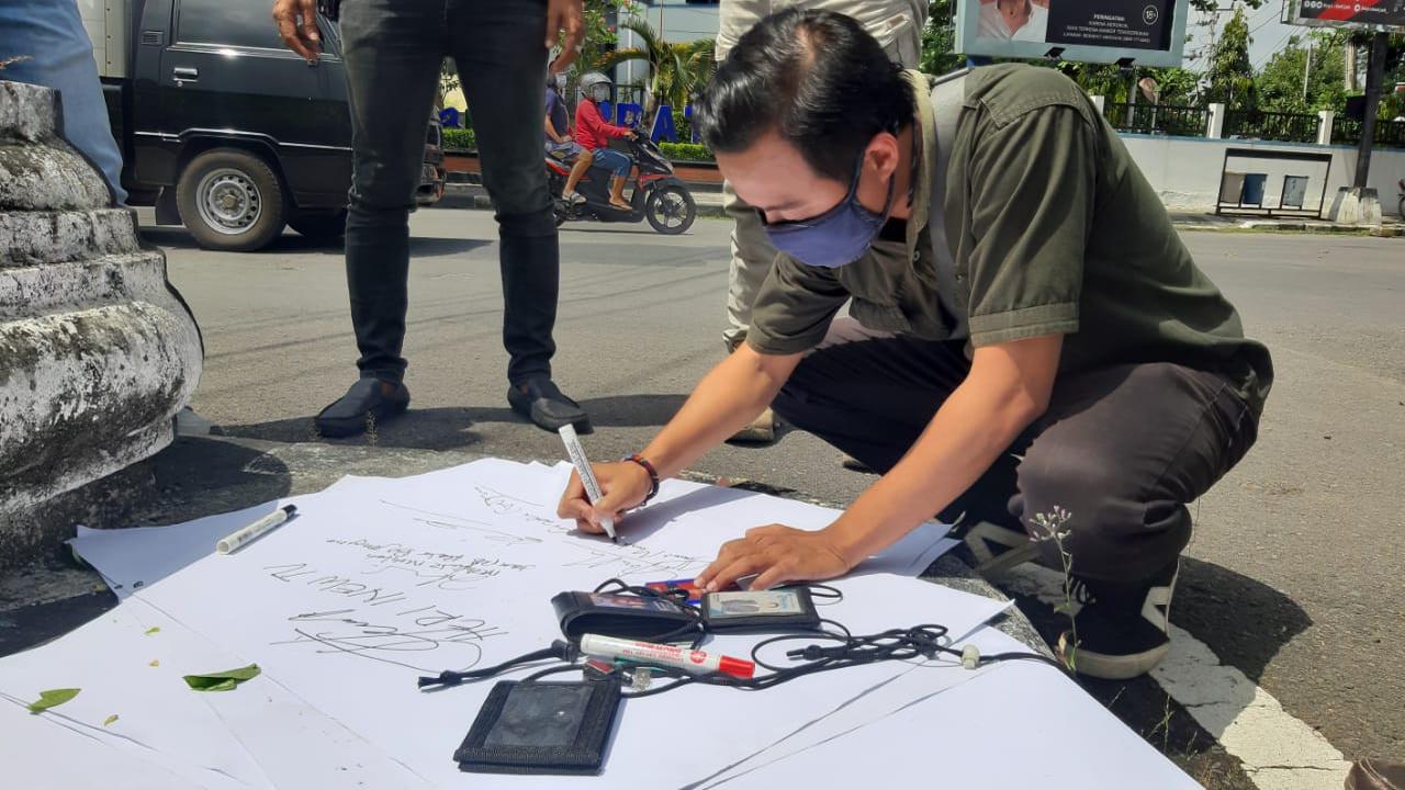 Sejumlah Jurnalis di Blora Turut Mengutuk Kekerasan Terhadap Nurhadi. (Liputan6.com/Ahmad Adirin)