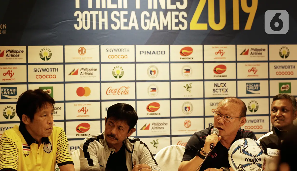 Pelatih Timnas Vietnam U-22, Park Hang-seo, memberikan keterangan kepada awak media dalam jumpa pers di Hotel Century Park, Manila, Minggu (24/11/2019). Cabang sepak bola SEA Games 2019 akan mulai bertanding Senin (25/11) esok. (Bola.com/M Iqbal Ichsan)