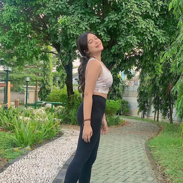 Buka Suara Soal Kabar Hamil, Ini 6 Potret Brisia Jodie Pakai Crop Top Pamer Perut