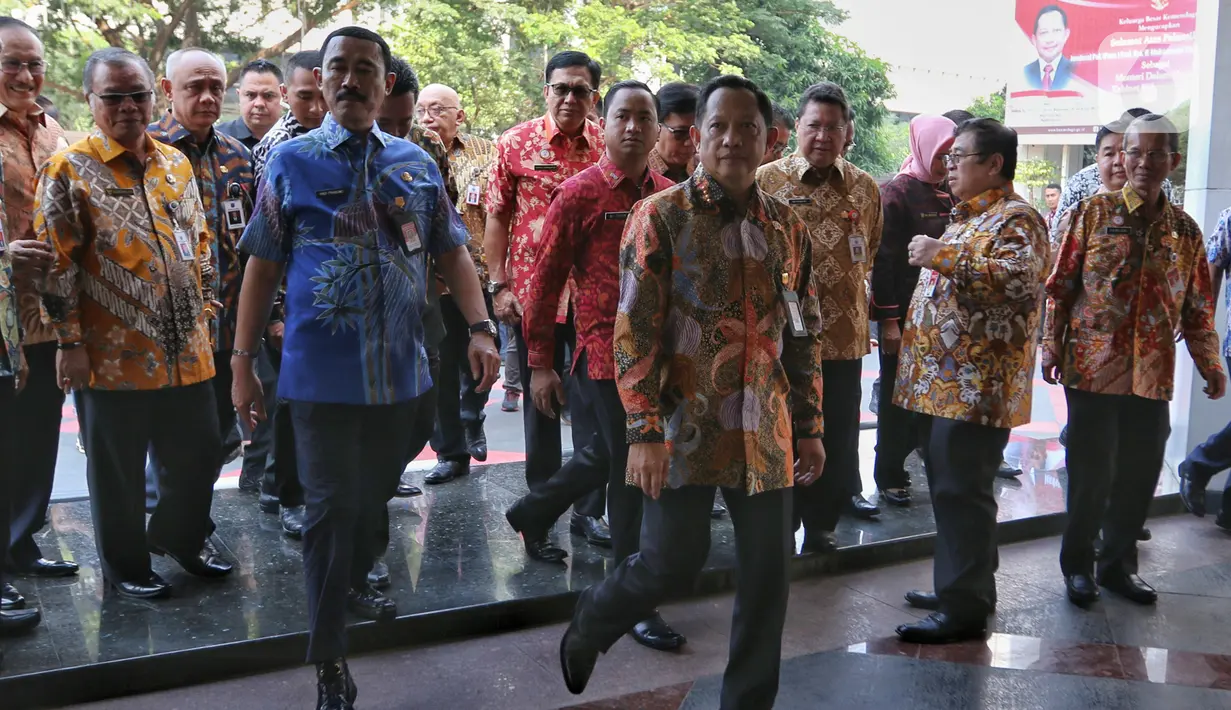 Menteri Dalam Negeri Tito Karnavian usai apel seluruh Pegawai Lingkup Kemendagri dan BNPP di halaman kantor Kemendagri, Jakarta, Kamis (24/10/2019). Dalam apel perdana ini Tito memberikan arahan kepada semua pegawai Kemendagri. (Liputan6.com/Johan Tallo)
