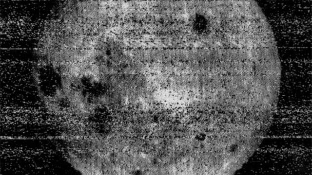 Penampakan sisi jauh Bulan yang diambil satelit Uni Soviet Luna 3 (Wikipedia/Public Domain)