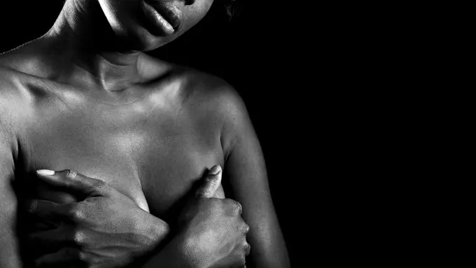 Gunakan Batu Panas, Payudara Para Gadis di Kamerun Diratakan