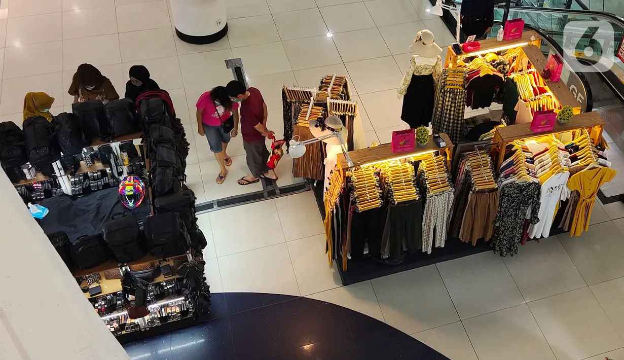 Suasana salah satu pusat perbelanjaan di Tangerang, Jumat, (23/10/2020).  BPS menyebutkan deflasi yang terjadi selama tiga bulan berturut-turut dari bulan Juli hingga September ini menandakan kalau daya beli masyarakat Indonesia masih sangat lemah di masa pandemi. (Liputan6.com/Angga Yuniar)