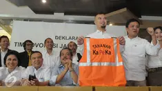 Musisi Ahmad Dhani bergabung dengan sejumlah pengacara mendeklarasikan Tim Advokasi Jakarta Bergerak, Jakarta, Rabu (30/3/2016). Dhani memperlihatkan sebuah rompi saat deklarasi. (Liputan6.com/Helmi Afandi)