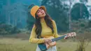 Beberapa momen, Dinda Kirana memang terlihat begitu senang memainkan alat musik ukulele. Dengan gaya santainya di alam bebas, Dinda sangat menikmati momen-momen bersenandung dengan ukulelenya. (Liputan6.com/IG/@dindakirana.s)