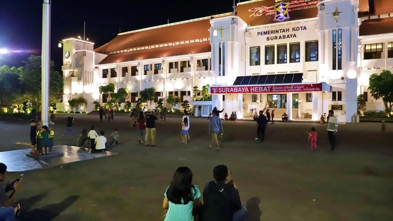 Suasana Taman Surya Surabaya saat malam hari. (Istimewa)