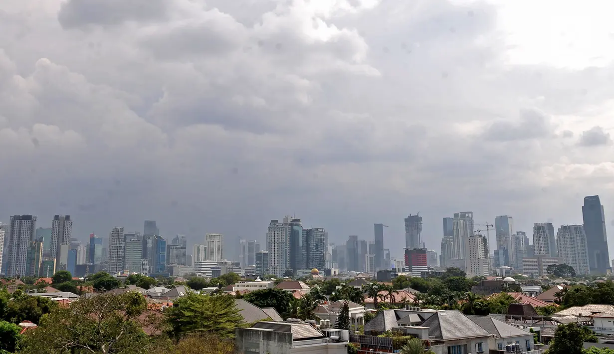 Sejumlah gedung tinggi yang berfungsi sebagai perkantoran di kawasan Jakarta, Minggu (7/10). Sekitar36 persen gedung-gedung pencakar langit digunakan untuk apartemen dan mixed use 21 persen, sisanya difungsikan sebagai hotel. (Merdeka.com/Iqbal S Nugroho)