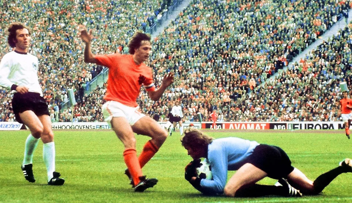 Johan Cruyff dan Franz Beckenbauer adalah dua pesepak bola fenomenal sepanjang masa. Kedua pemain ini terlibat rivalitas sengit dalam urusan perburuan prestasi baik di level klub maupun Timnas. Mereka juga sama-sama peraih Ballon d'Or era 70-an. (AFP/Staff)