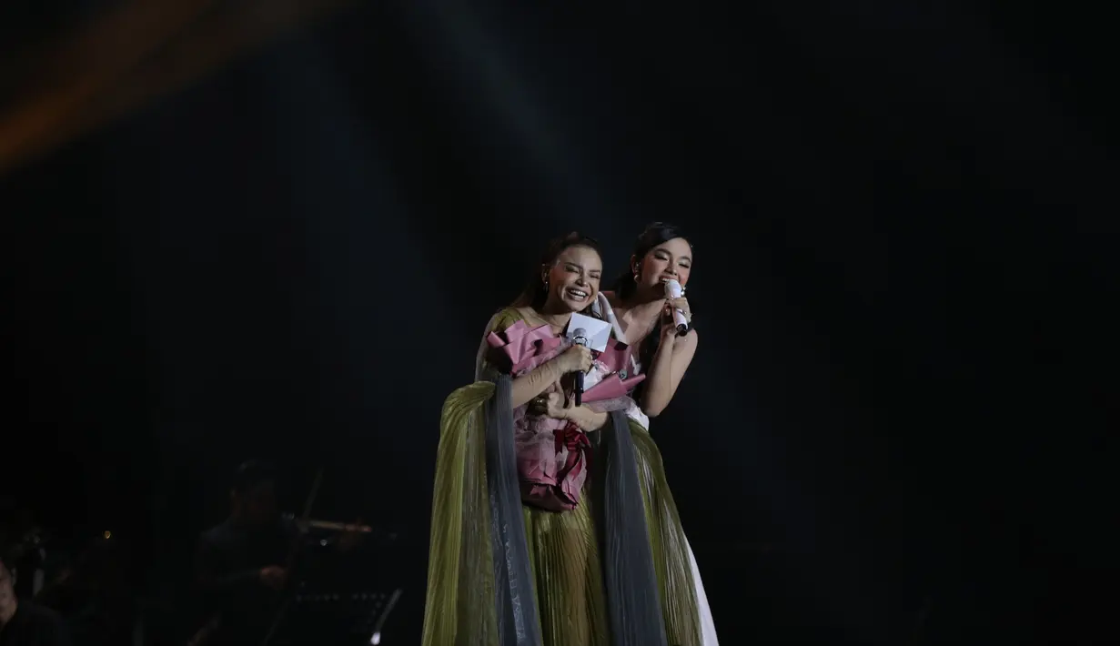 Konser ini digelar di Istora Senayan pada 27 Mei 2022, dengan sejumlah tamu spesial yang hadir. Salah satunya penyanyi muda berbakat, Lyodra. (Daniel Kampua/Fimela.com)