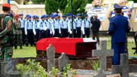 Sejumlah prajurit TNI AU mengikutu upacara pemakaman jenazah Pilot Mayor Pnb Ifi Safatilah di Taman Makam pahlawan Kusuma Negara, Yogyakarta, (11/2). Pesawat Super Tucano merupakan pesawat latih milik TNI AU. (Boy Harjanto)