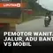 Setiap pengendara wajib berkonsentrasi dan mengutamakan keselamatan saat berkendara. Namun tak jarang pengendara kerap kali tak mengindahkan anjuran dan aturan tersebut seperti pemotor wanita berikut. Pemotor tak berhelm tersebut tiba-tiba keluar jal...