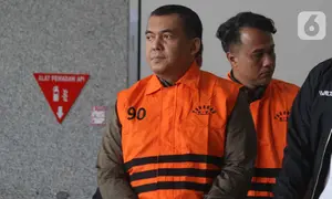 Wakil Menteri Imigrasi dan Pemasyarakatan (Wamen Imipas), Silmy Karim, berjalan menuju mobil tahanan usai menjalani pemeriksaan intensif di Gedung Merah Putih Komisi Pemberantasan Korupsi (KPK), Jakarta, Kamis (4/6/2026). (Liputan6.com/Helmi Fithriansyah)