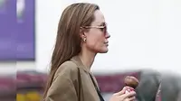 Angelina Jolie makan es krim sambil menenteng tas kecil. (dok.Instagram @popsugar/https://www.instagram.com/p/Bul91uKAD83/Henry