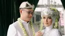Di saat akad, Nadya memilih kebaya pengantin Sunda berwarna putih yang anggun, lengkap dengan siger dan ronce bunga melatinya. [Foto: Instagram/nadyamustikarahayu]