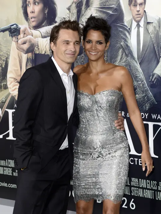 “Kami selanjutnya akan tetap mencintai dan menghormati satu sama lain dan fokus akan apa yang terbaik untuk putra kami. Kami hanya berharap kebahagiaan dalam hidup,dan kami harap kalian menghormati privasi kami,” kata mereka. (Bintang/EPA)