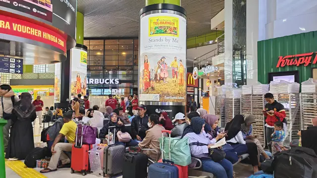 Situasi Stasiun Gambir, Jakarta pada Minggu (7/4/2024) atau tiga hari menjelang Hari Raya Idul Fitri 1445 H/Lebaran 2024.
