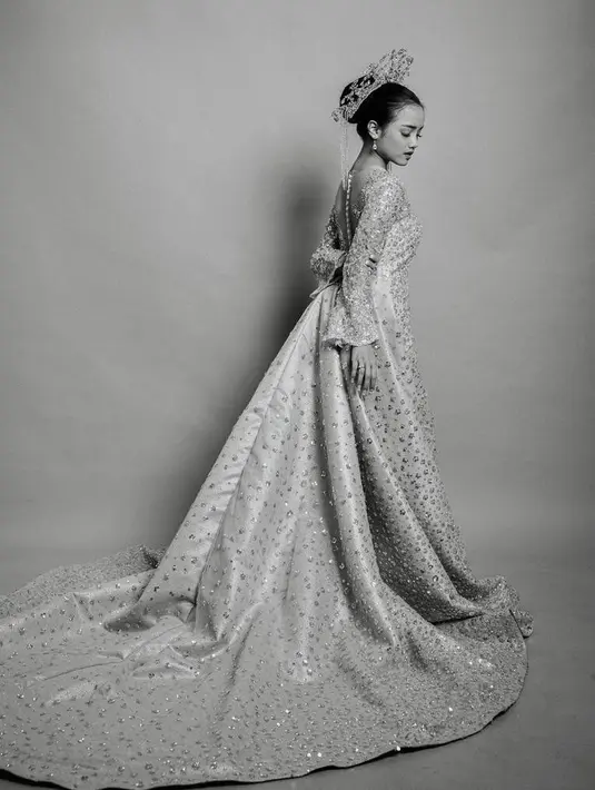 Penampilan Fuji dalam pemotretan kali ini menuai banyak pujian dari netizen. Di samping itu, tak sedikit pula yang sempat menduga bahwa ia tengah melakukan prewedding. Instagram/fuji_an/laviennawedingallery.